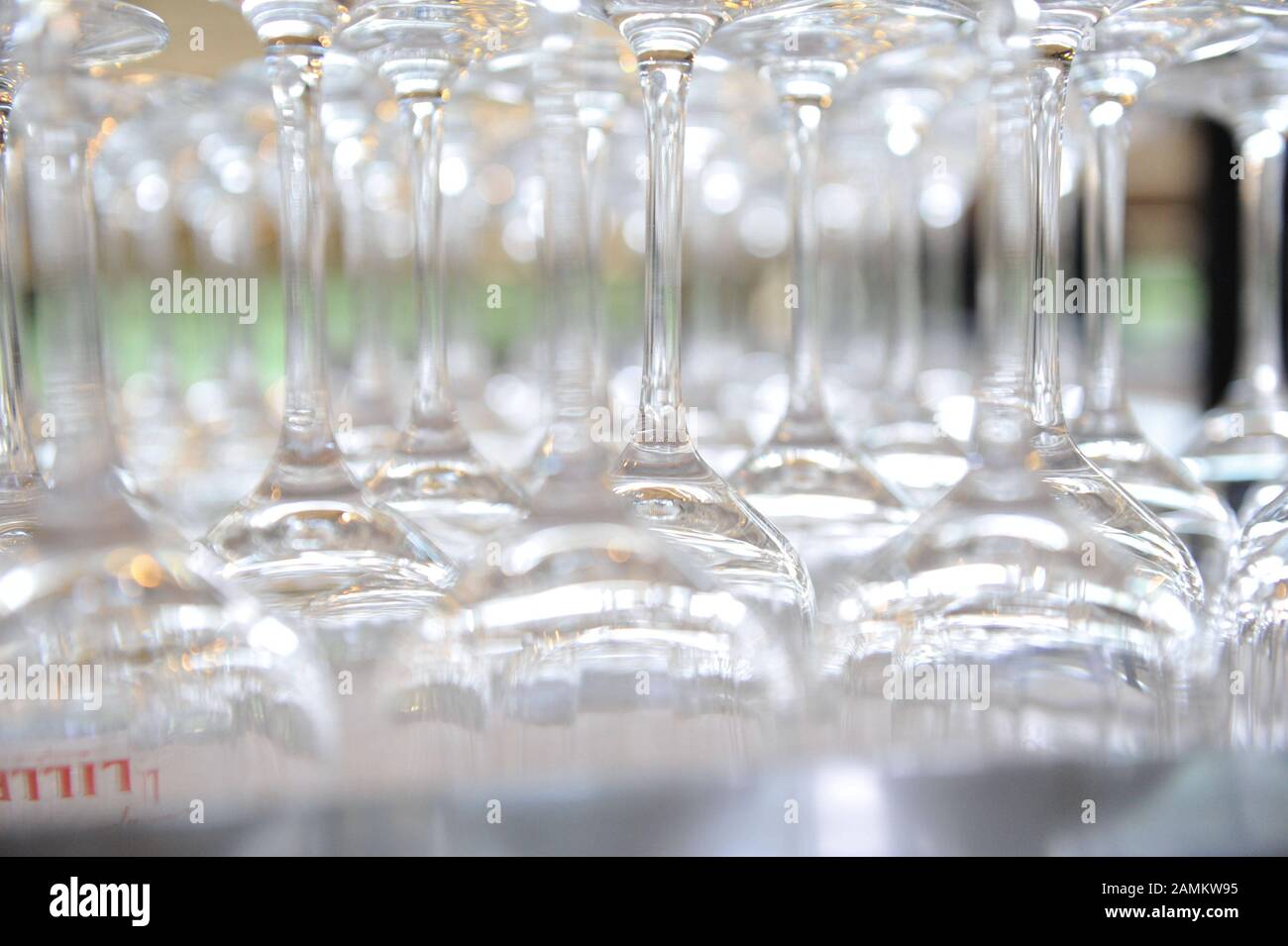 Des verres vides dans le restaurant "Krake" sur la galerie du Schrannhalle de Munich. [traduction automatique] Banque D'Images