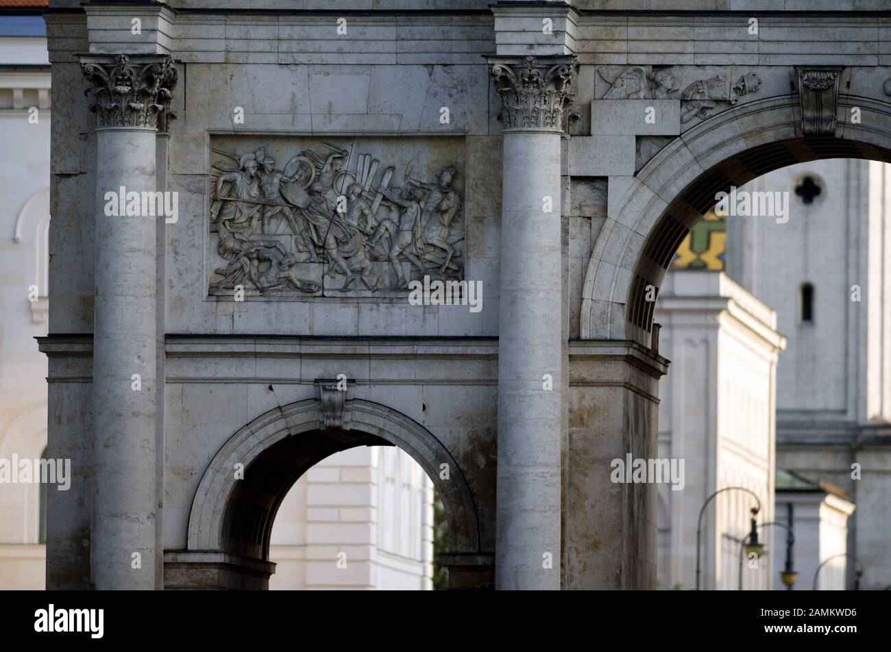 Gros plan sur l'objectif gagnant du Maxvorstadt de Munich, vu de Leopoldstraße [traduction automatique] Banque D'Images