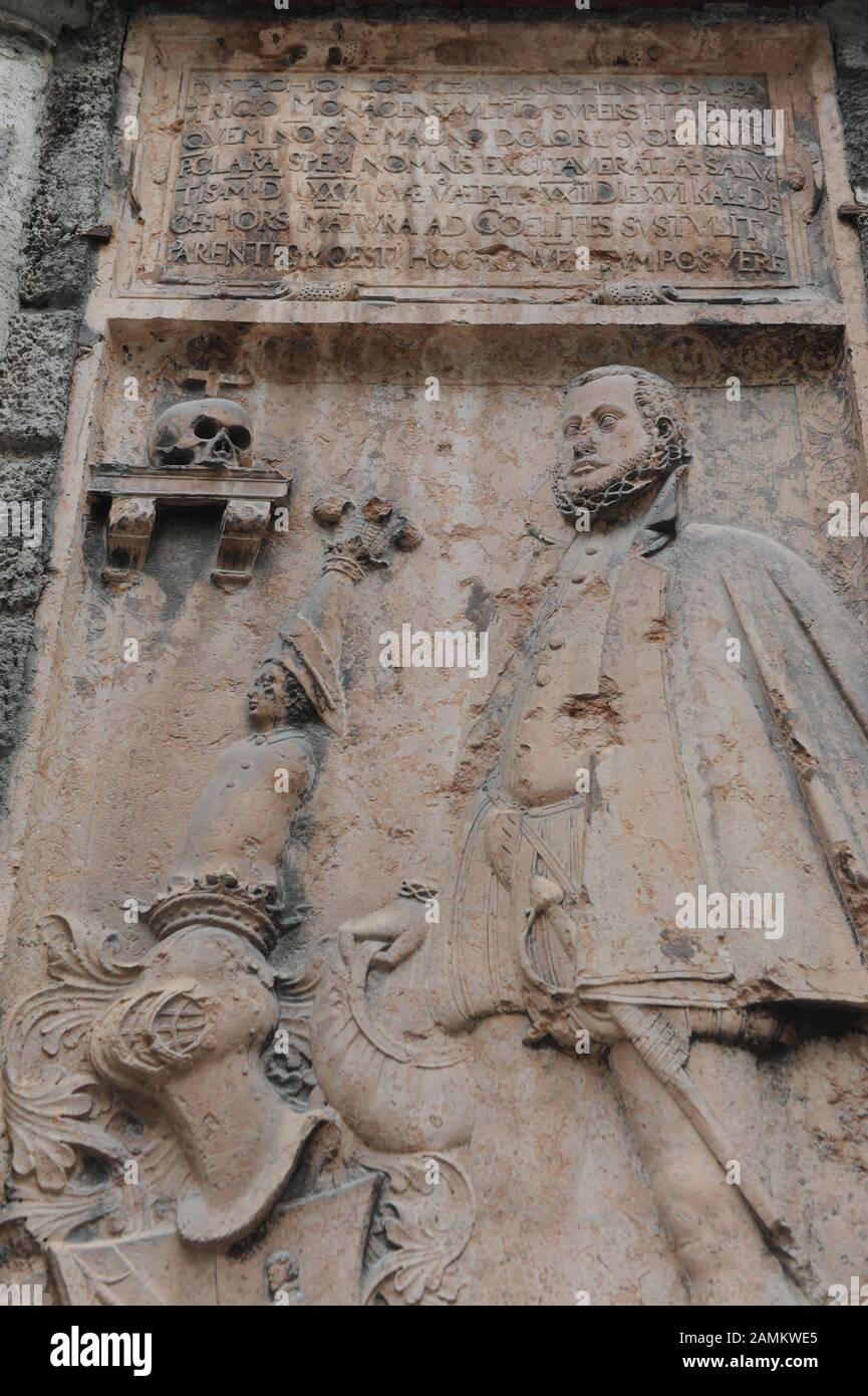 Pierre tombale sur la façade de la Liebfrauendom de Munich. [traduction automatique] Banque D'Images