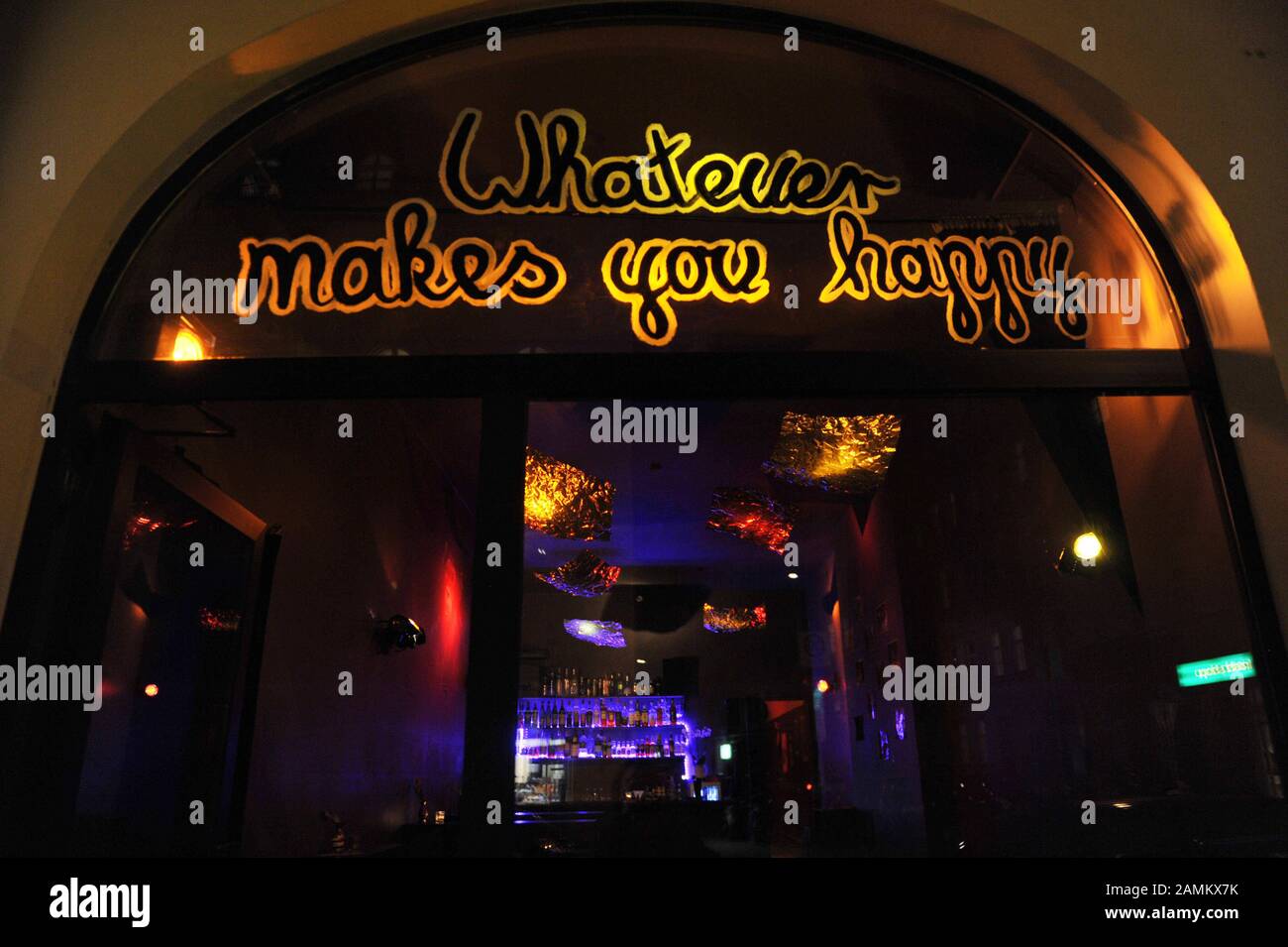 Vue extérieure du bar "Quoi que ce soit vous fasse plaisir" dans la Müllerstraße à Munich. [traduction automatique] Banque D'Images