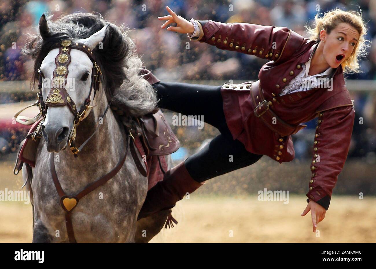 Les cavaliers de Saracen réalisant des tours au tournoi des chevaliers de Kaltenberg. [traduction automatique] Banque D'Images