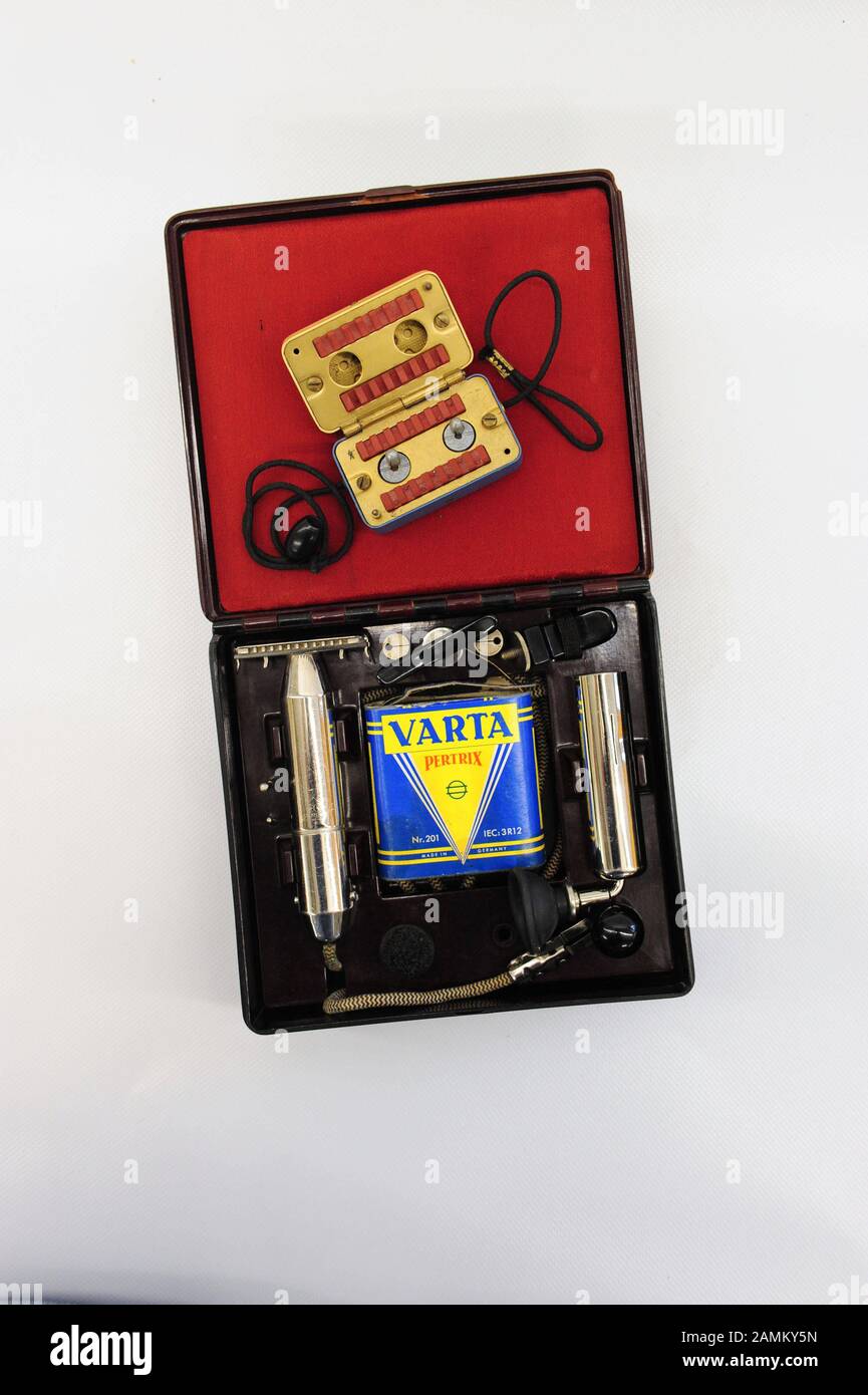 Rasoir électrique Vibrognom et Sirama de 1933 avec lame Sirama aiguiseur et  batterie de Varta. [traduction automatique] Photo Stock - Alamy