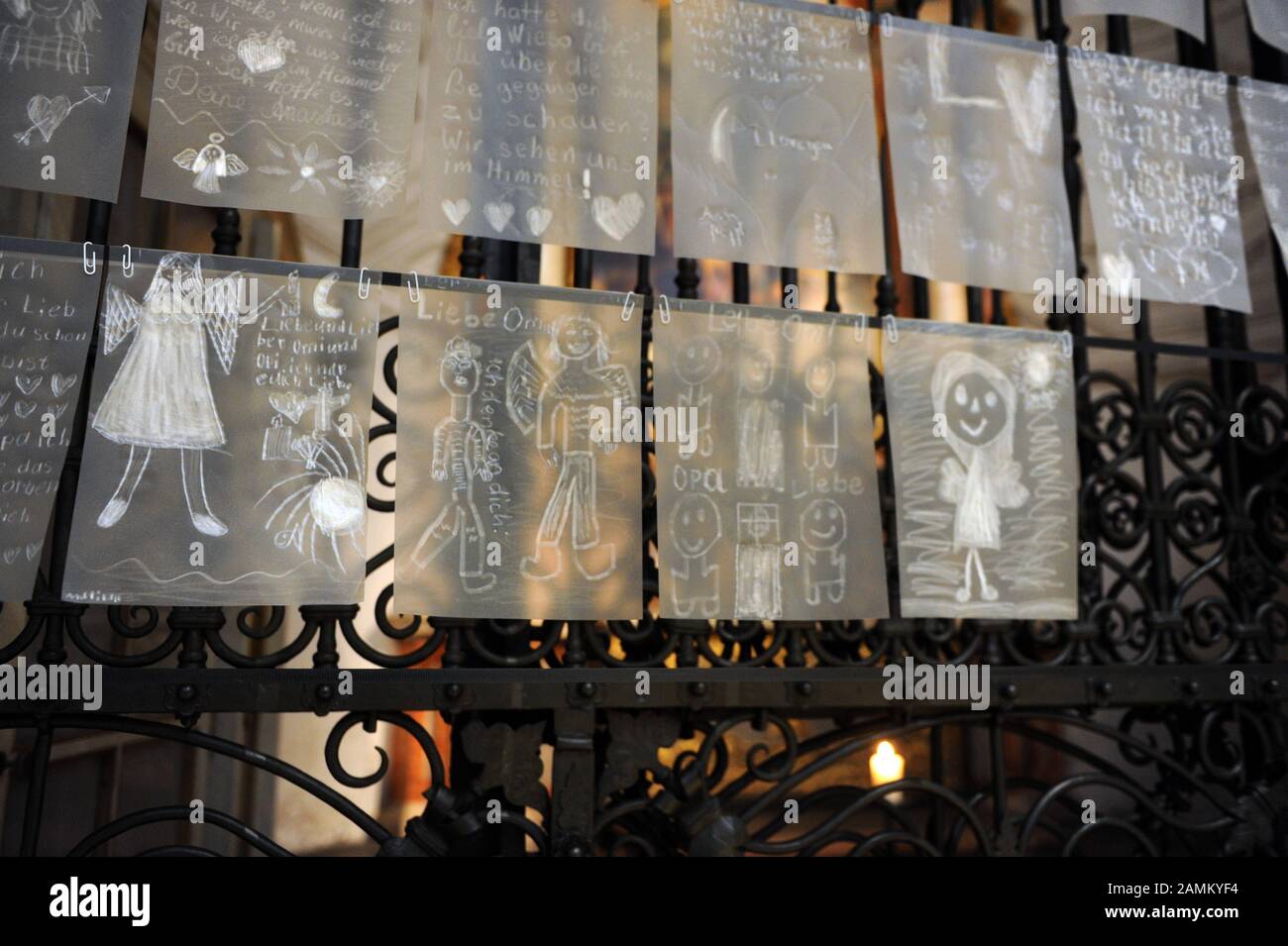Les élèves d'une école de Montessori à Munich ont écrit et peint ce qu'on appelle "L(i)ebensbriefe" sur du papier transparent en mémoire des parents perdus, qui peut maintenant être vu dans l'église de Saint-Michel. L'éducateur d'art Marielle Seitz de Pasing a lancé le projet du même nom afin de contrer le commerce souvent exagéré et sans âme de la saison d'Halloween avec quelque chose de spirituel. [traduction automatique] Banque D'Images