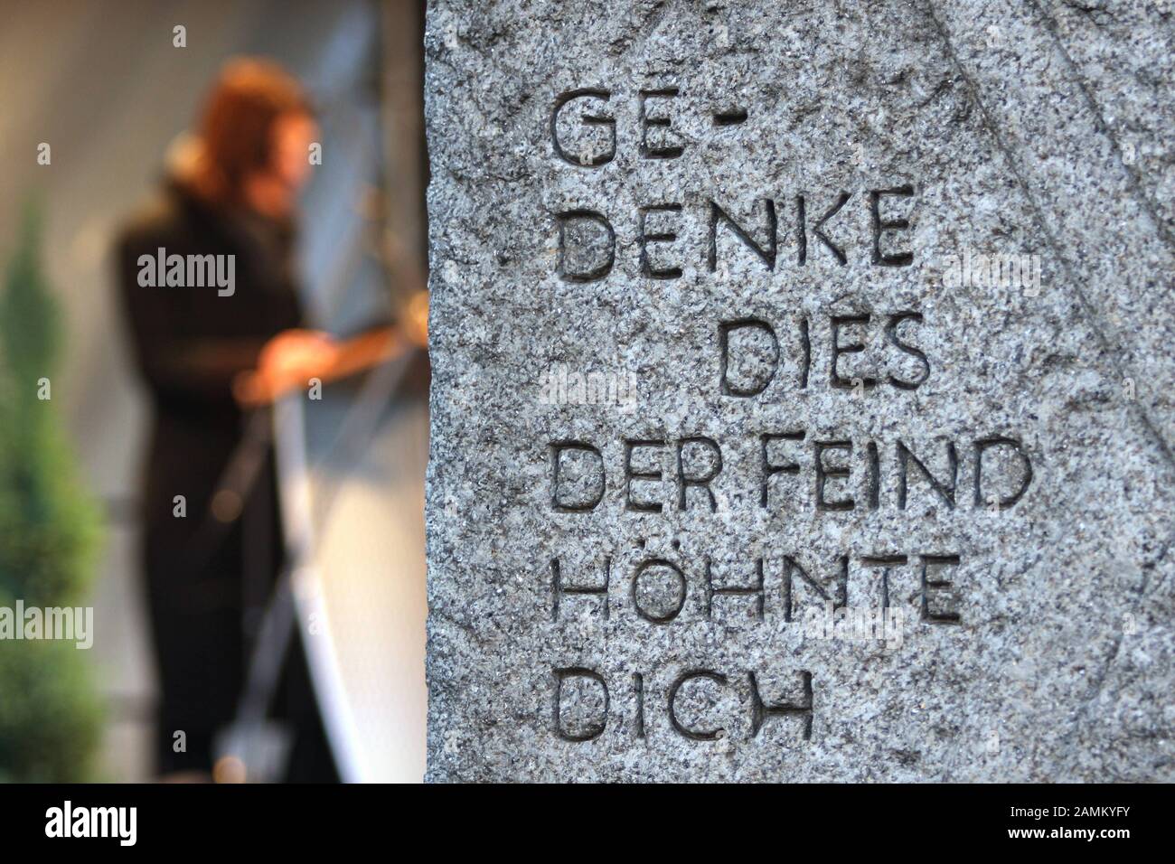 Lecture des noms des victimes de l'holocauste de Munich à l'ancienne synagogue principale de Herzog-Max-Strasse à l'occasion du 70ème anniversaire de la Nuit De Verre Brisé, le 9 novembre 1938. Au premier plan, une pierre commémorative avec l'inscription « Remember this, l'ennemi vous a moqué ». [traduction automatique] Banque D'Images