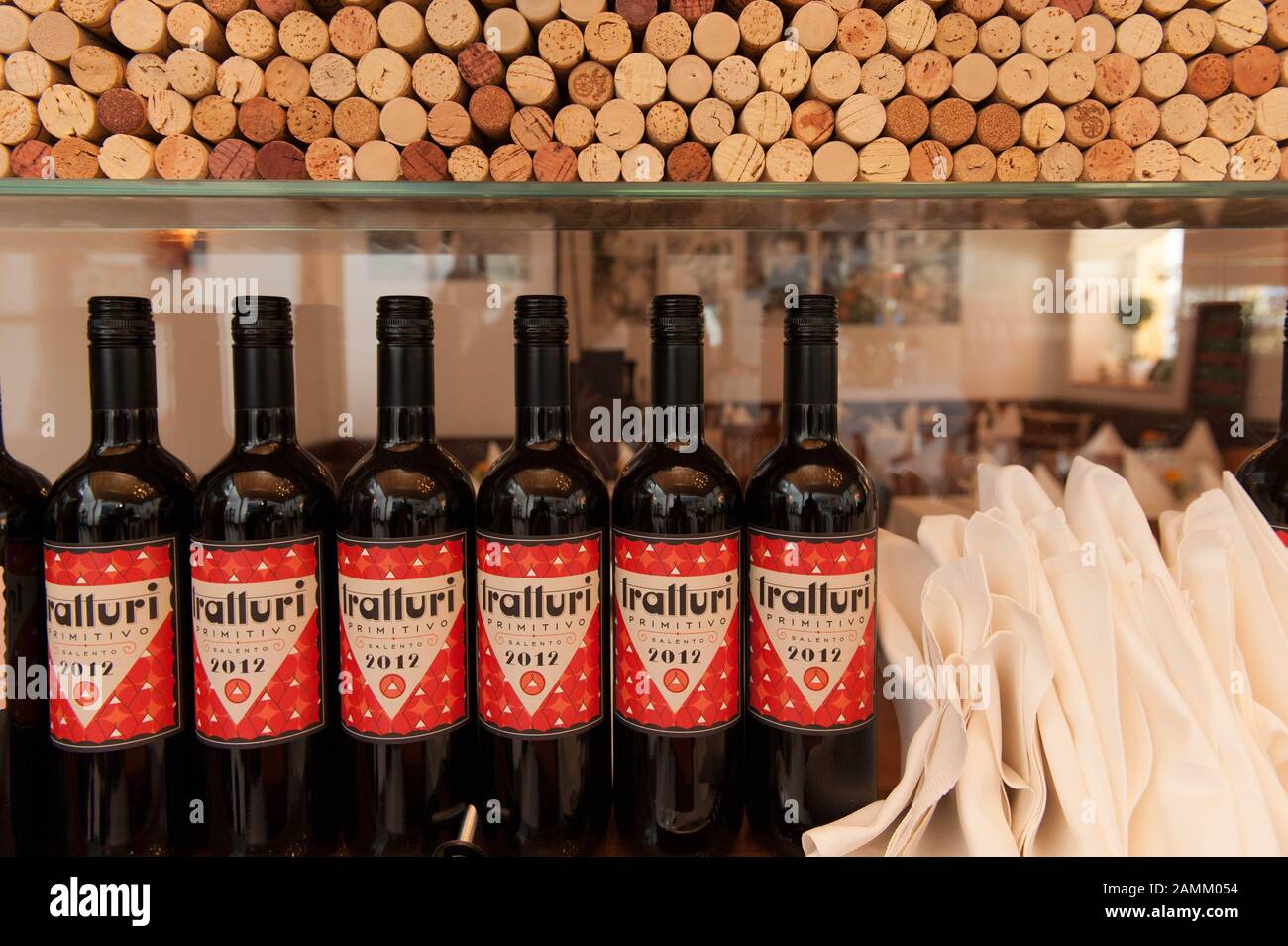 Etagère avec bouteilles de vin rouge dans le restaurant italien 'Mongia e Bevi' à Balanstraße 47 à Haidhausen. [traduction automatique] Banque D'Images