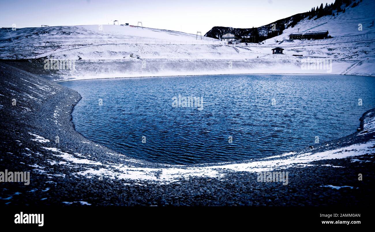 Lac de stockage dans la partie supérieure de Sudelfeld pour la fabrication artificielle de neige dans le domaine skiable de Sudelfeld près de Bayerischzell. [traduction automatique] Banque D'Images