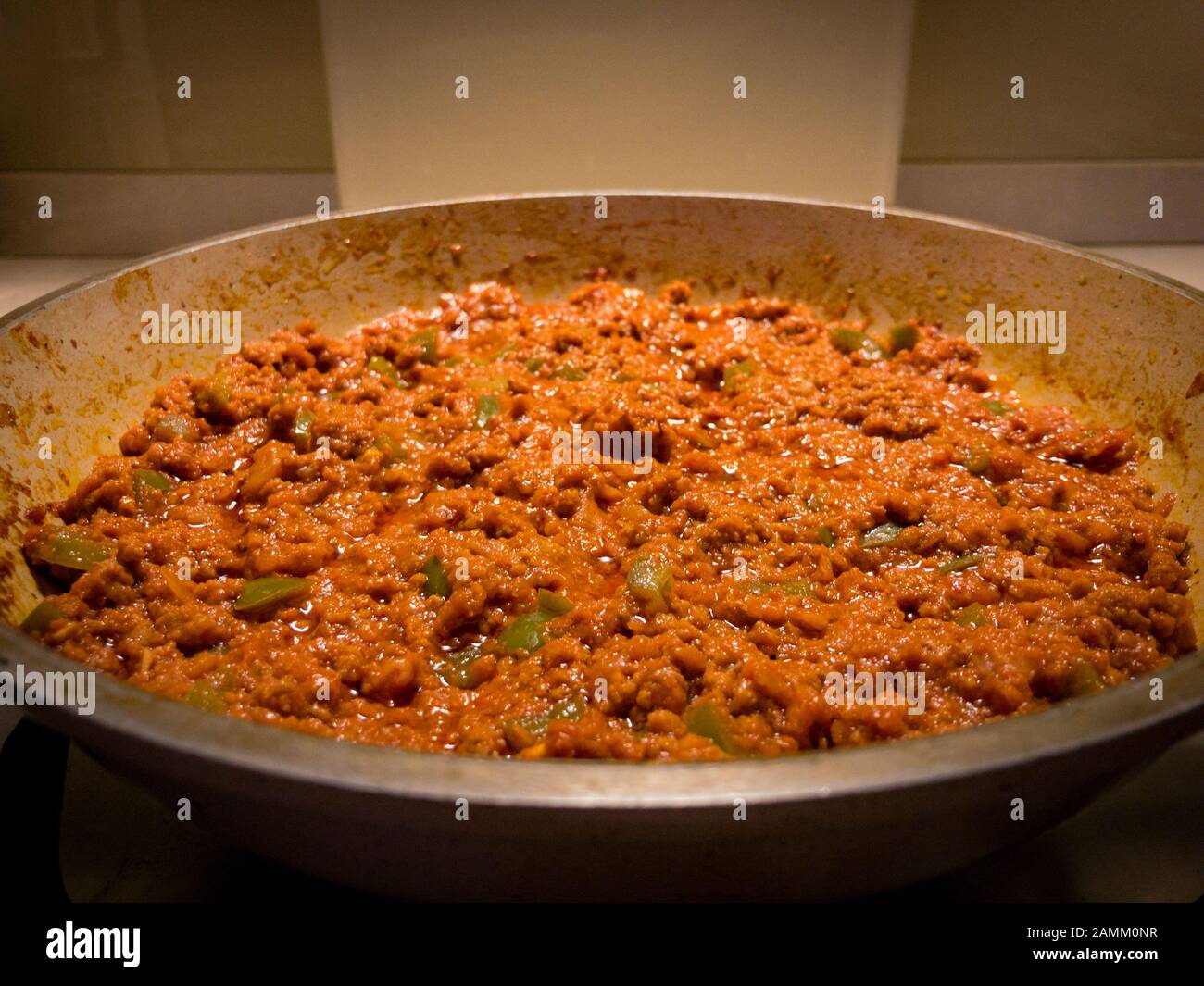Sauce à spaghetti maison dans une poêle. Il est composé de la viande hachée, les tomates concassées, et le poivron vert. C'est la partie principale de spaghettis à la bolognaise. Banque D'Images