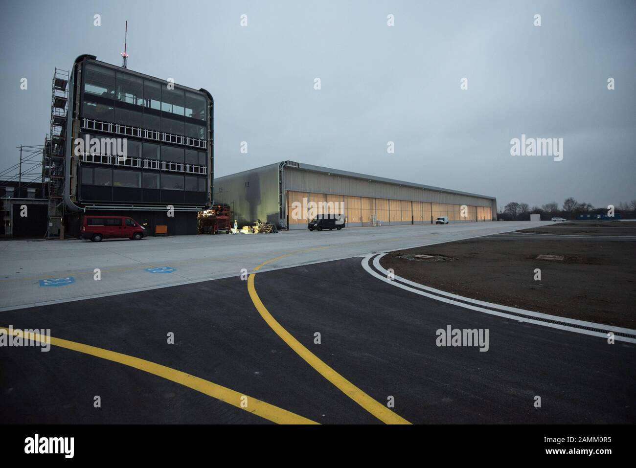Nouveaux bâtiments pour l'escadron d'hélicoptères de la police fédérale sur le site de l'aérodrome d'Oberschleissheim. [traduction automatique] Banque D'Images