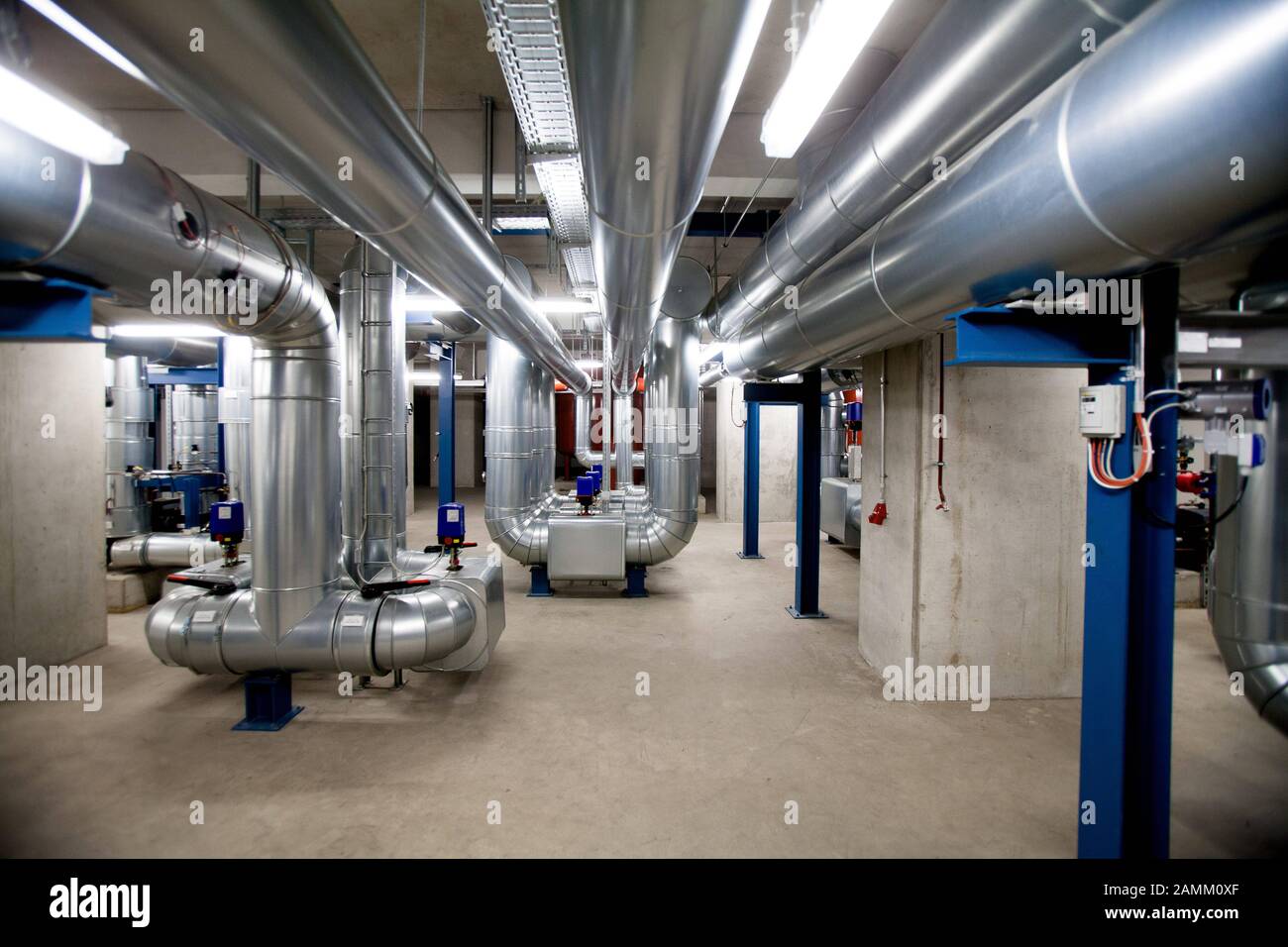 Réseau de chauffage local de l'Université technique (tu) Munich, dans les  tuyaux de chauffage de l'image pour l'eau chaude pompée et la centrale  thermique et électrique combinée. [traduction automatique] Photo Stock -