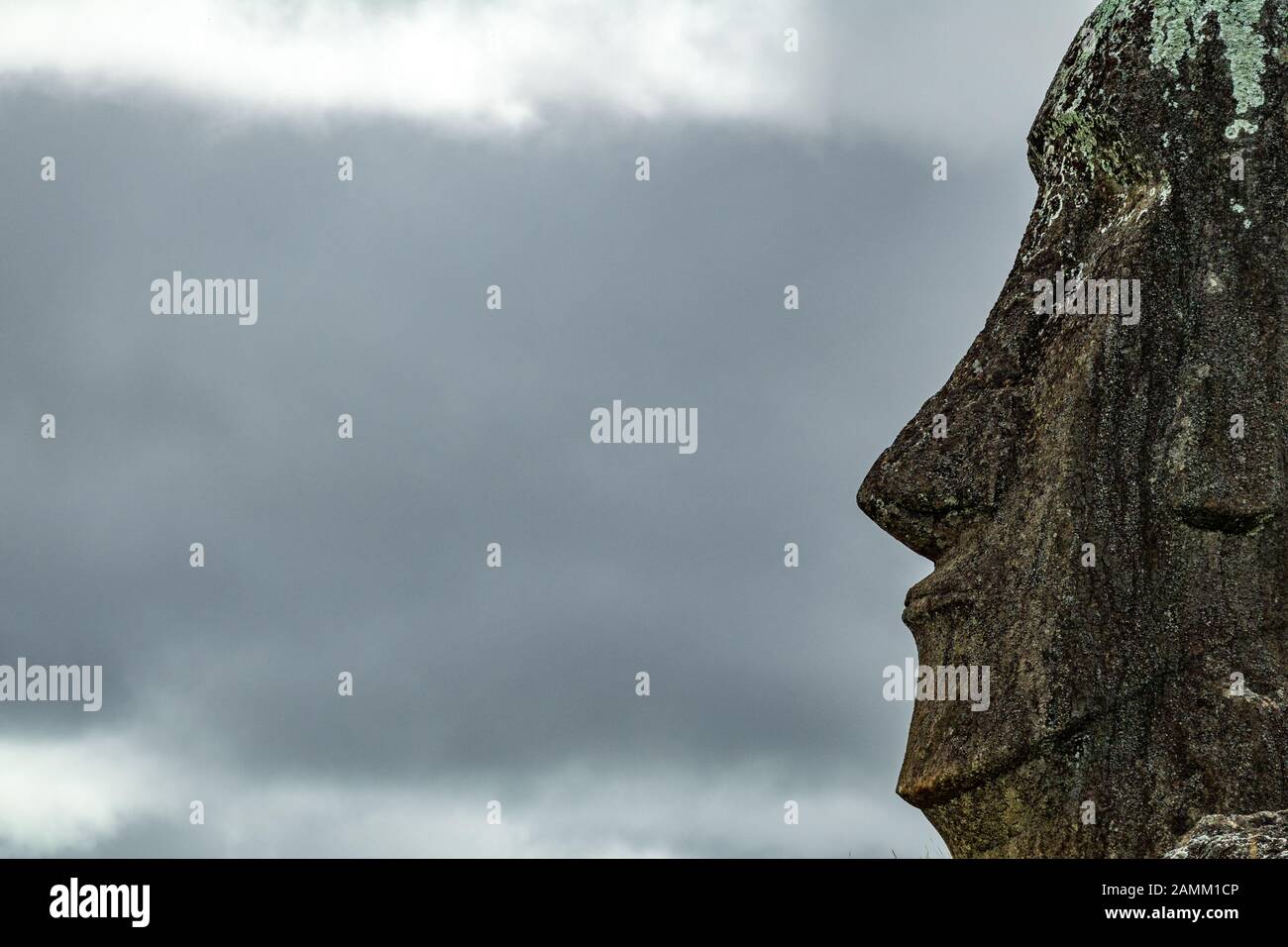 Vue rapprochée de la tête Moai contre le ciel nuageux Banque D'Images