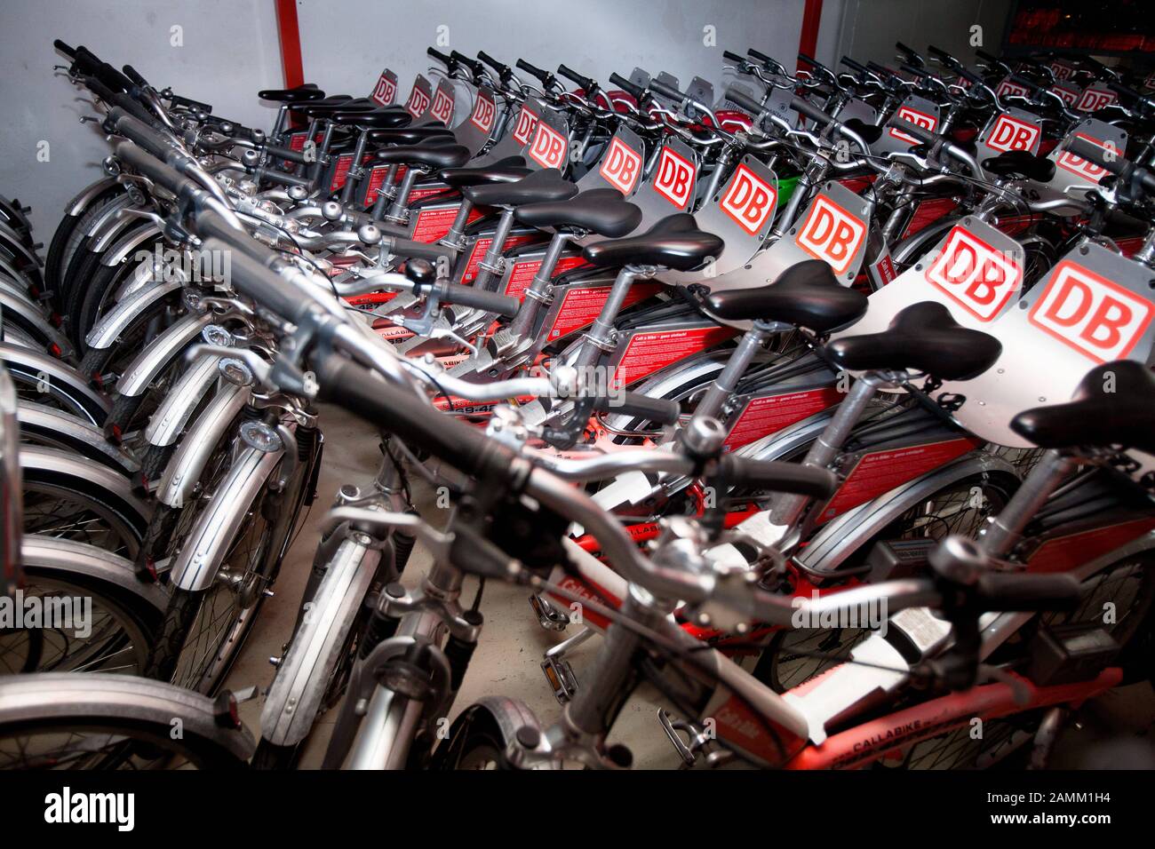 Vélos de location empilés dans l'entrepôt du centre de service "Call a Bike"  à Munich. La société de location de vélos est une filiale de Deutsche Bahn  (DB). [traduction automatique] Photo Stock -