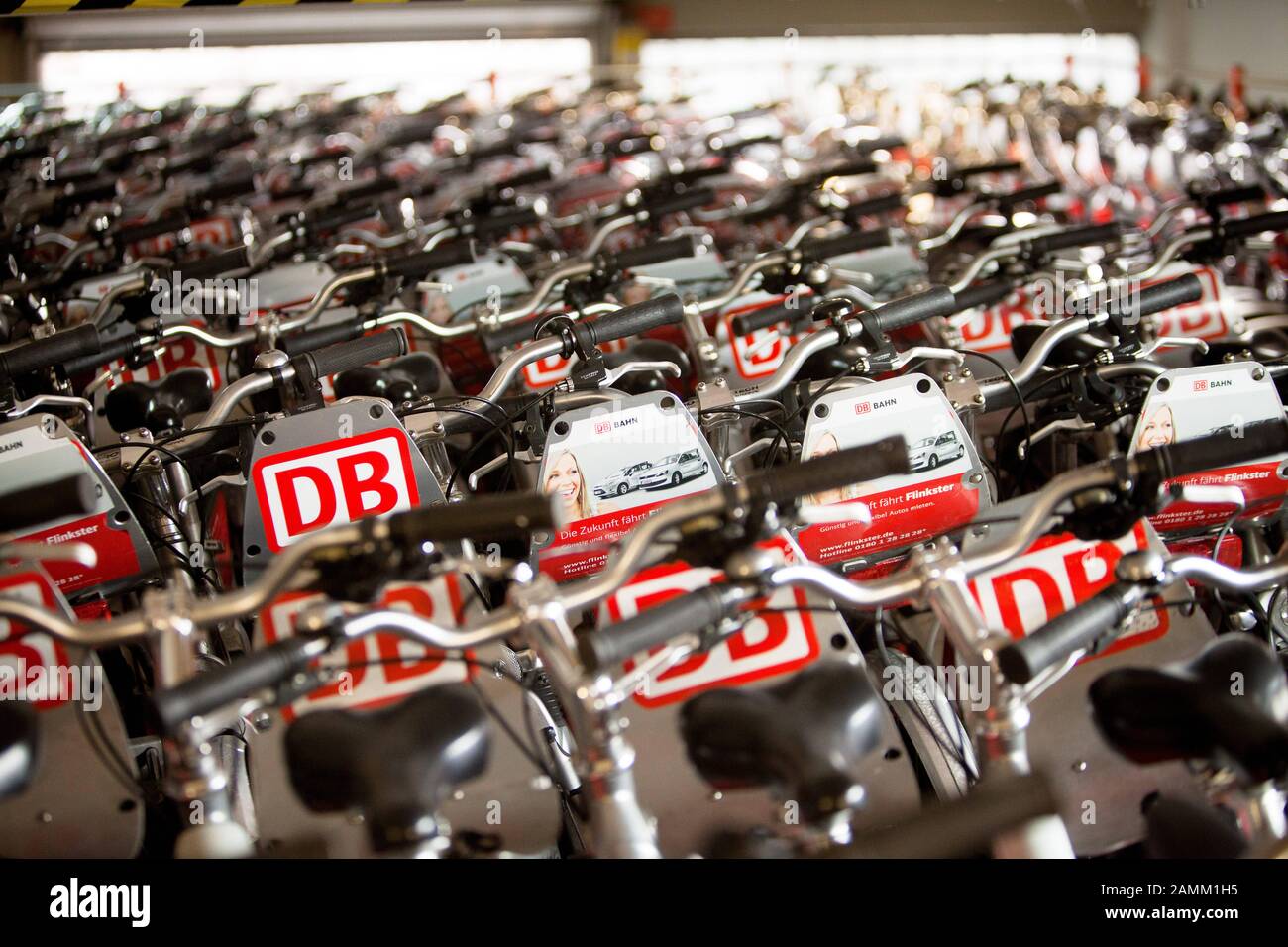 Vélos de location empilés dans l'entrepôt du centre de service "Call a Bike" à Munich. La société de location de vélos est une filiale de Deutsche Bahn (DB). [traduction automatique] Banque D'Images