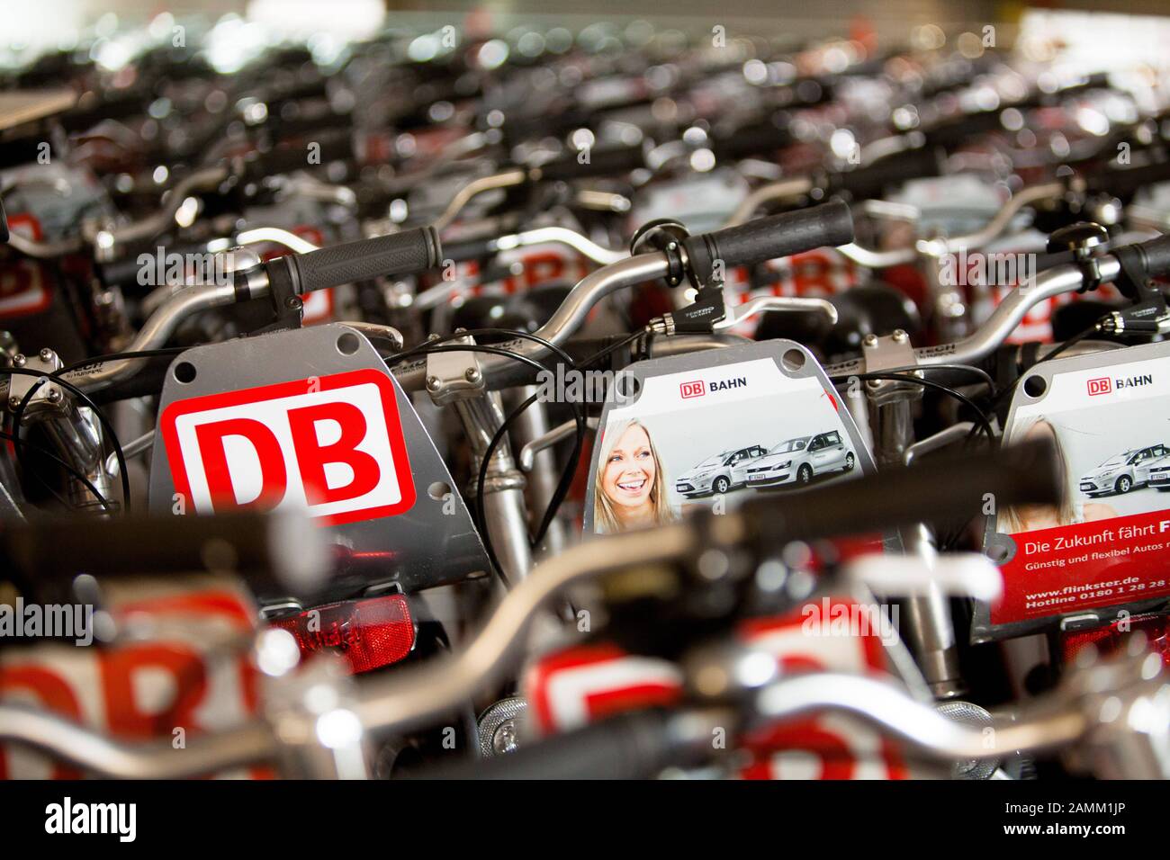 Vélos de location empilés dans l'entrepôt du centre de service "Call a Bike" à Munich. La société de location de vélos est une filiale de Deutsche Bahn (DB). [traduction automatique] Banque D'Images