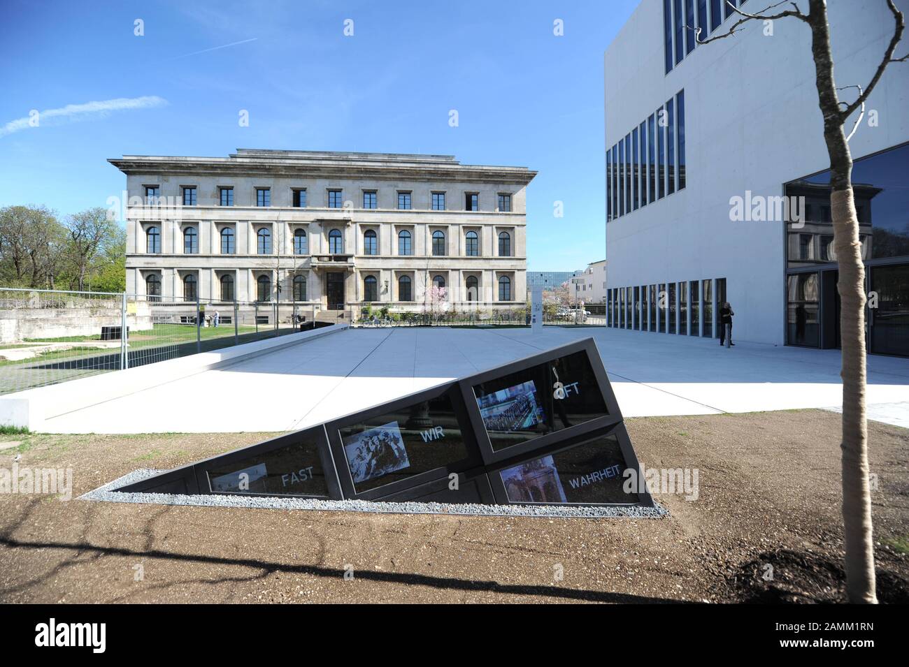 Art sur le bâtiment autour du nouveau centre de documentation nazi à Brienner Straße : Sous le titre "Brienner 45", les frères d'artiste Benjamin et Emanuel Heisenberg, avec leur cousin Elisophie Eulenberg, ont installé des moniteurs avec des collages de texte et de photo associatifs dans le sol autour du cube du musée, dans lequel ils tentent d'éliminer la distance entre le passé et le présent. [traduction automatique] Banque D'Images