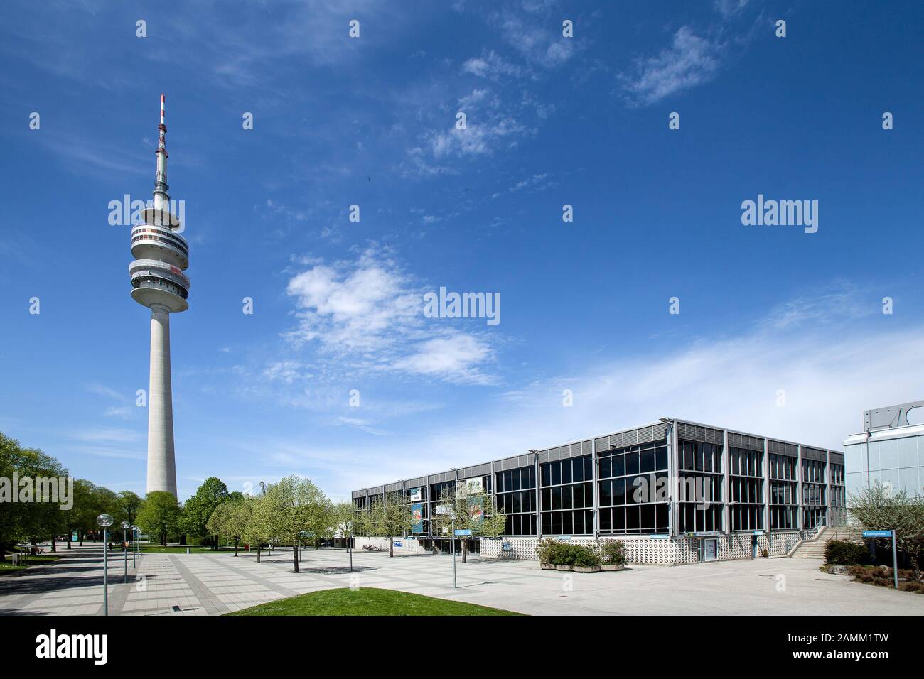 Centre sportif olympique sur glace dans le parc olympique de Munich. En arrière-plan la tour olympique. [traduction automatique] Banque D'Images