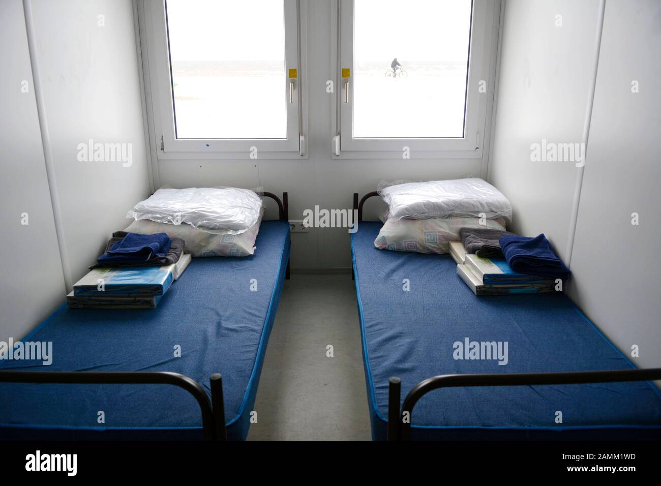 Inspection préliminaire de l'hébergement des demandeurs d'asile  conteneurisés à Echinger Weg 30 à Garching. La photo montre une chambre  double avec deux lits, une table et deux chaises, une armoire et un