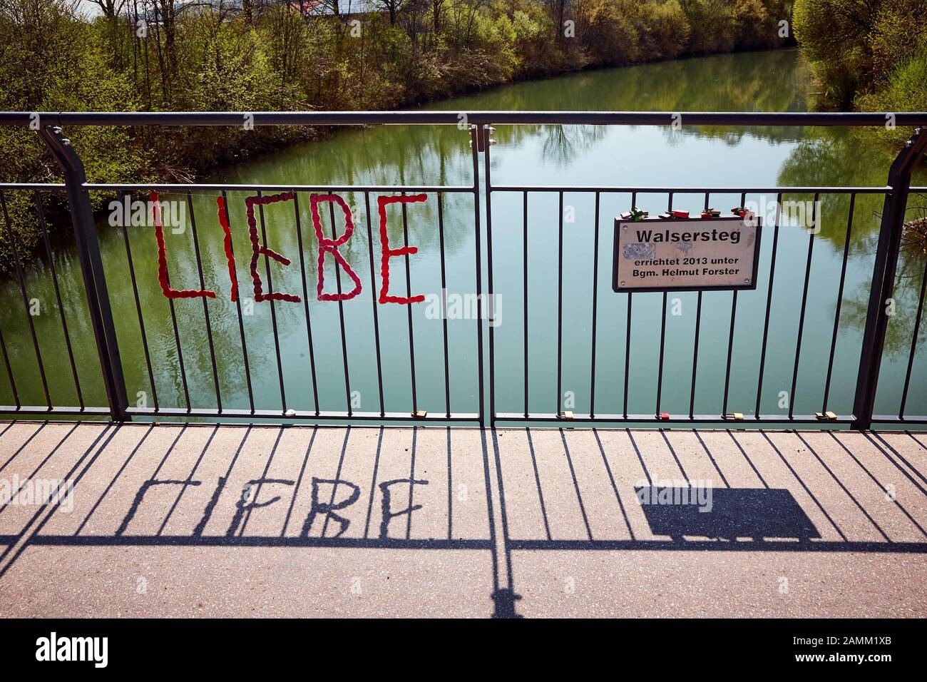 Photo bijoux - amour - crochetés, châteaux d'amour étaient auparavant seulement trouvés sur le Pont des Arts à Paris, Mais aujourd'hui (surtout la Saint Valentin) c'est la coutume des Parisiens et des touristes de sceller leur amour avec un château qui est attaché à la clôture en treillis de fer du pont. La clé est ensuite jetée sur la Seine, dans ce cas dans le Loisach avant Wolfratshausen, 24.04.2015, [traduction automatique] Banque D'Images