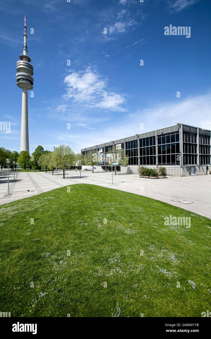 Centre sportif olympique sur glace dans le parc olympique de Munich. En arrière-plan la tour olympique. [traduction automatique] Banque D'Images
