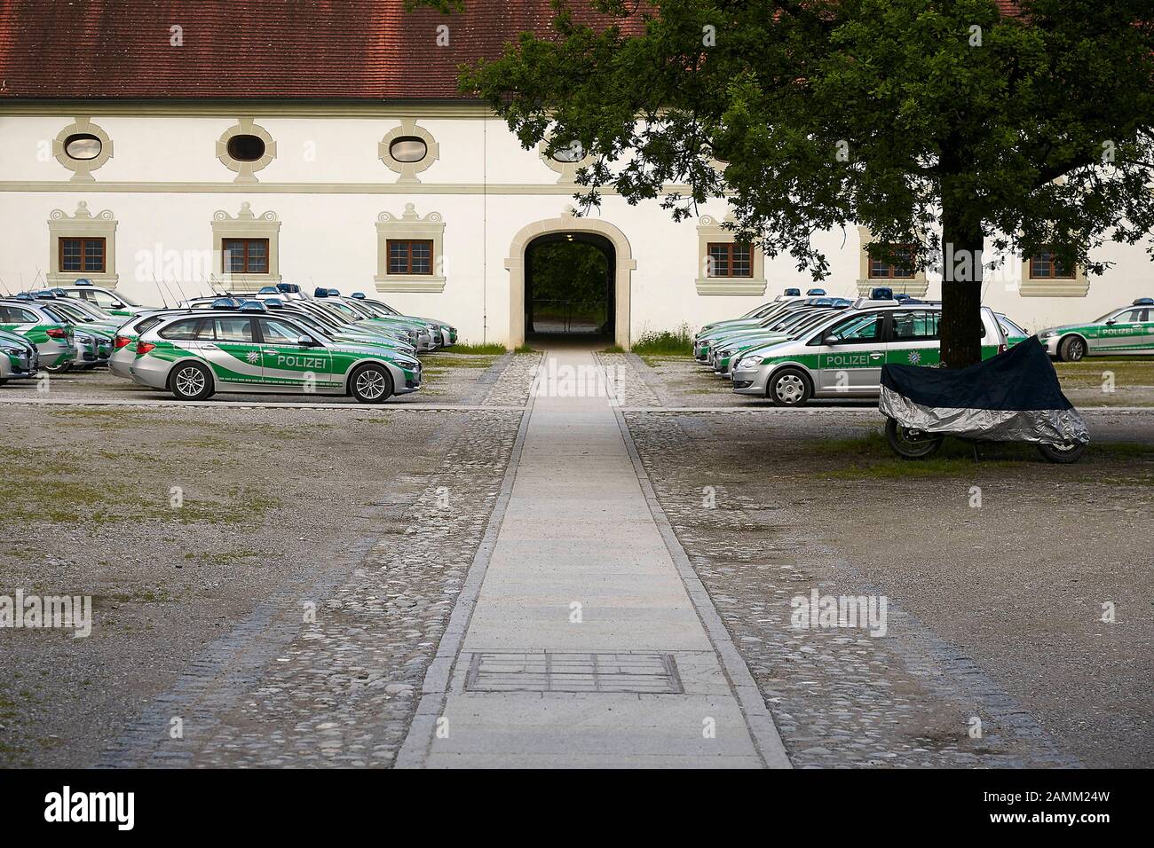 Présence policière sommet du G-7, véhicules de police stationnés dans le monastère de Benediktbeuern, photo approuvée par la police et le recteur du monastère, 28.05.2015 [traduction automatique] Banque D'Images