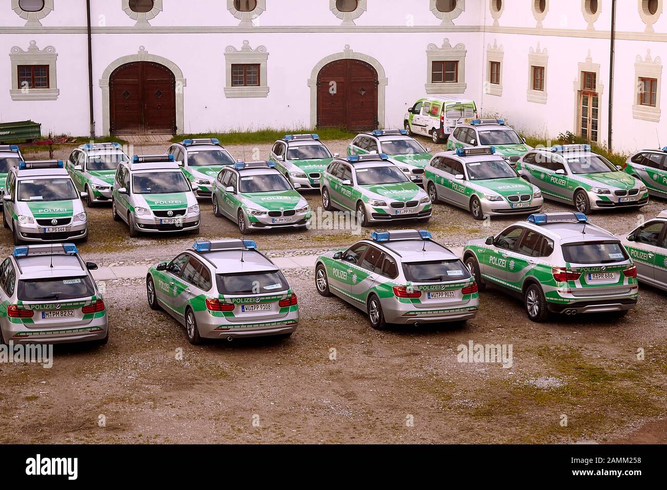 Présence policière sommet du G-7, véhicules de police stationnés dans le monastère de Benediktbeuern, photo approuvée par la police et le recteur du monastère, 28.05.2015 [traduction automatique] Banque D'Images