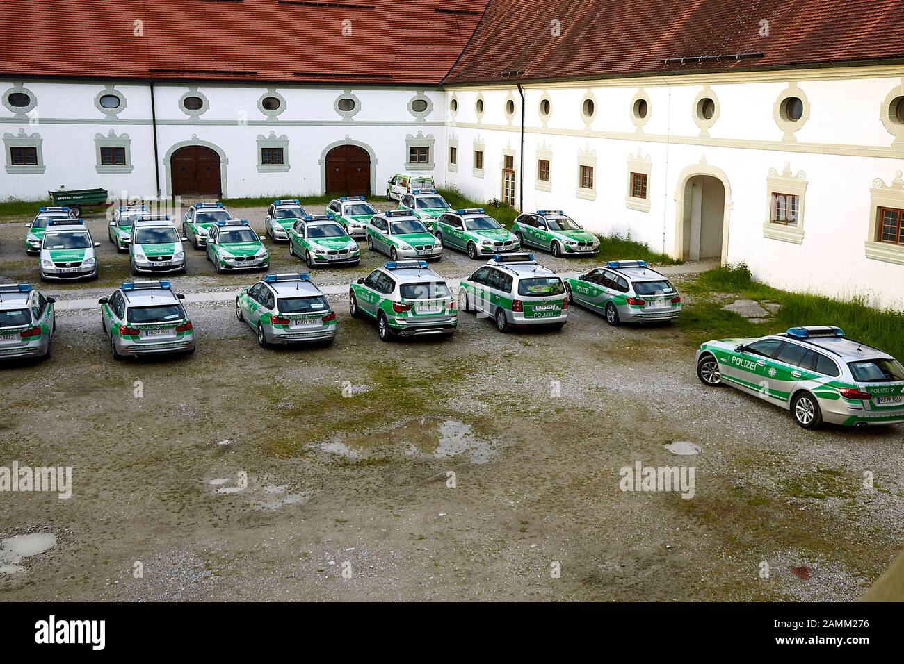 Présence policière sommet du G-7, véhicules de police stationnés dans le monastère de Benediktbeuern, photo approuvée par la police et le recteur du monastère, 28.05.2015 [traduction automatique] Banque D'Images