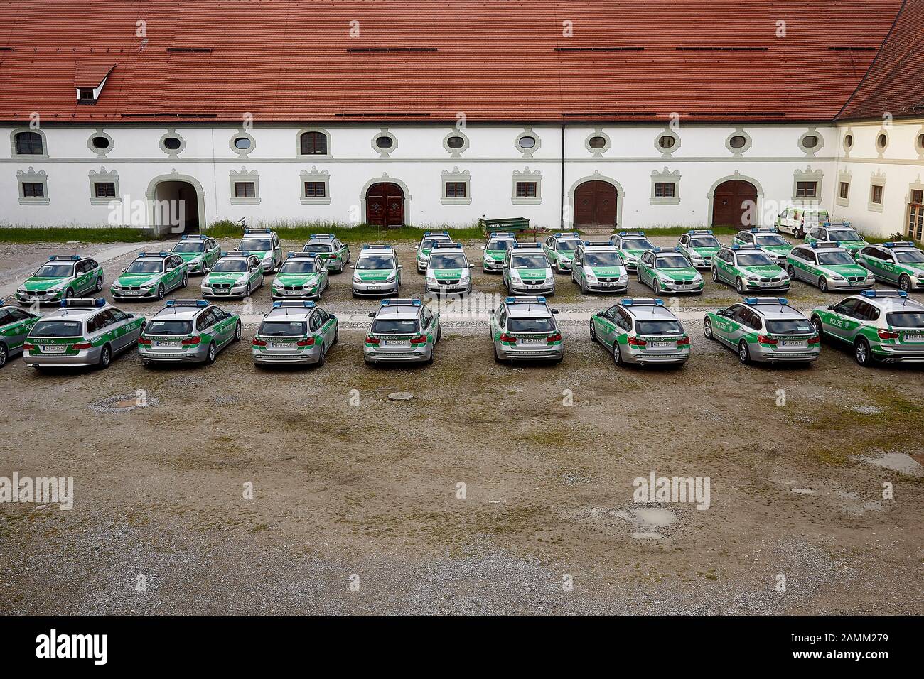 Présence policière sommet du G-7, véhicules de police stationnés dans le monastère de Benediktbeuern, photo approuvée par la police et le recteur du monastère, 28.05.2015 [traduction automatique] Banque D'Images