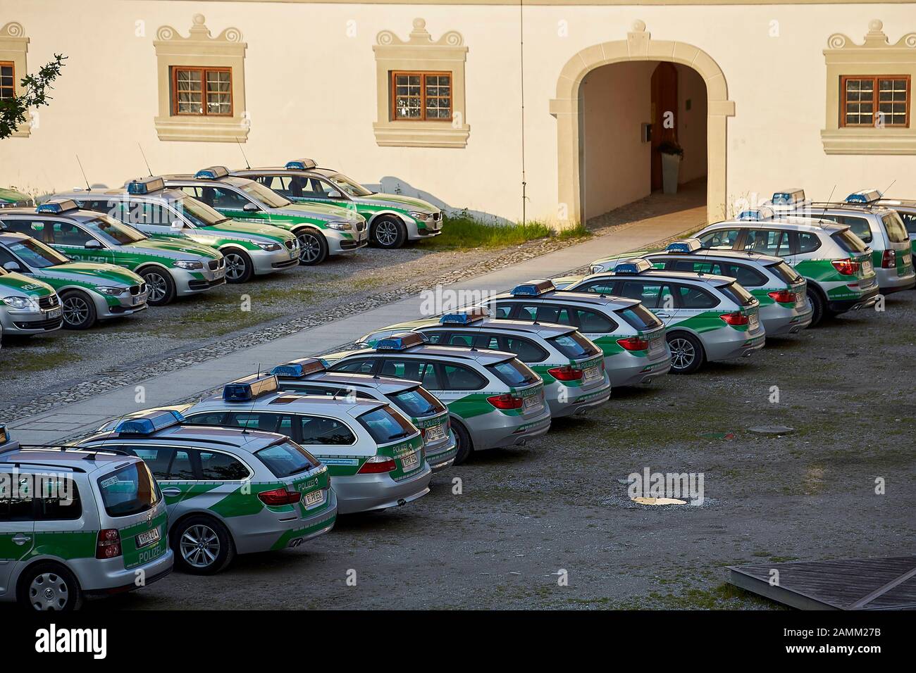 Présence policière sommet du G-7, véhicules de police stationnés dans le monastère de Benediktbeuern, photo approuvée par la police et le recteur du monastère, 28.05.2015 [traduction automatique] Banque D'Images