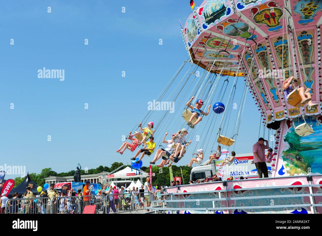 Carrousel de chaînes au 'Rewe Family Festival' sur la Theresienwiese à Munich. [traduction automatique] Banque D'Images