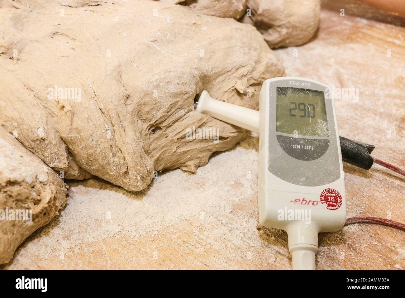 La pâte à pain est vérifiée avec le thermomètre d'insertion dans la  boulangerie de la boulangerie Kornprobast à Schrobenhausener Straße à  Hilgertshausen. [traduction automatique] Photo Stock - Alamy