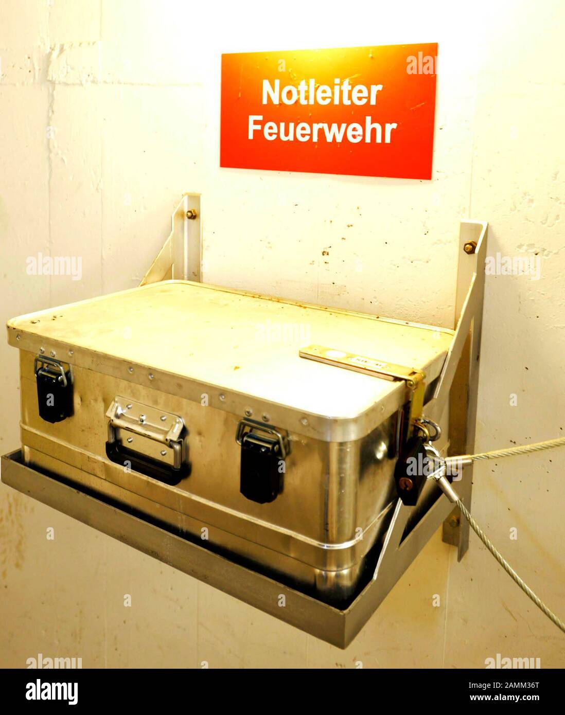 La technologie de sécurité (sur la photo, une échelle d'urgence pour les pompiers) dans la tour de télévision (tour olympique) du parc olympique de Munich. [traduction automatique] Banque D'Images