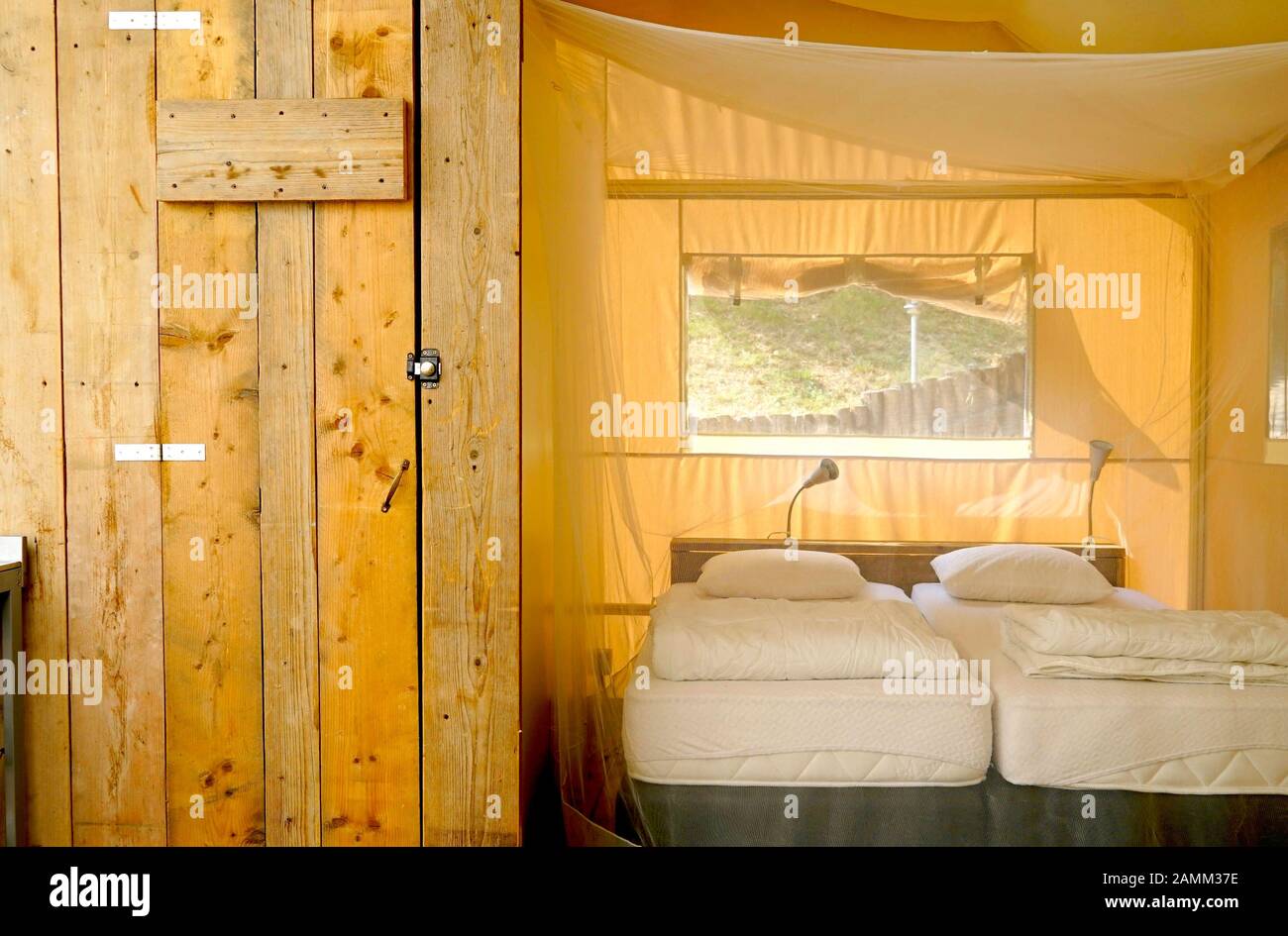 Vue intérieure d'une tente glamour dans le complexe de vacances glamour 'Camping Fornella' à San Felice del Benaco sur le lac de Garde. [traduction automatique] Banque D'Images