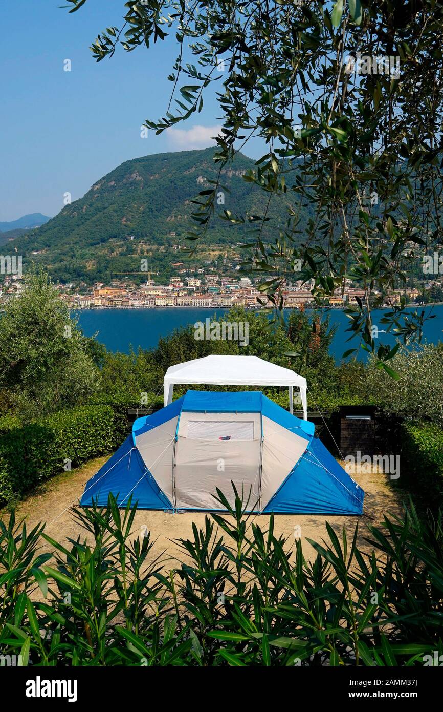 Camper dans le complexe de vacances glamour 'Camping Fornella' à San Felice del Benaco sur le lac de Garde. [traduction automatique] Banque D'Images