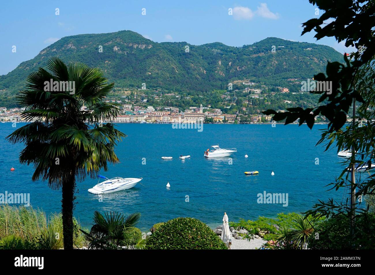 Vue sur le lac depuis le complexe de vacances glamour 'Camping Fornella' à San Felice del Benaco. [traduction automatique] Banque D'Images