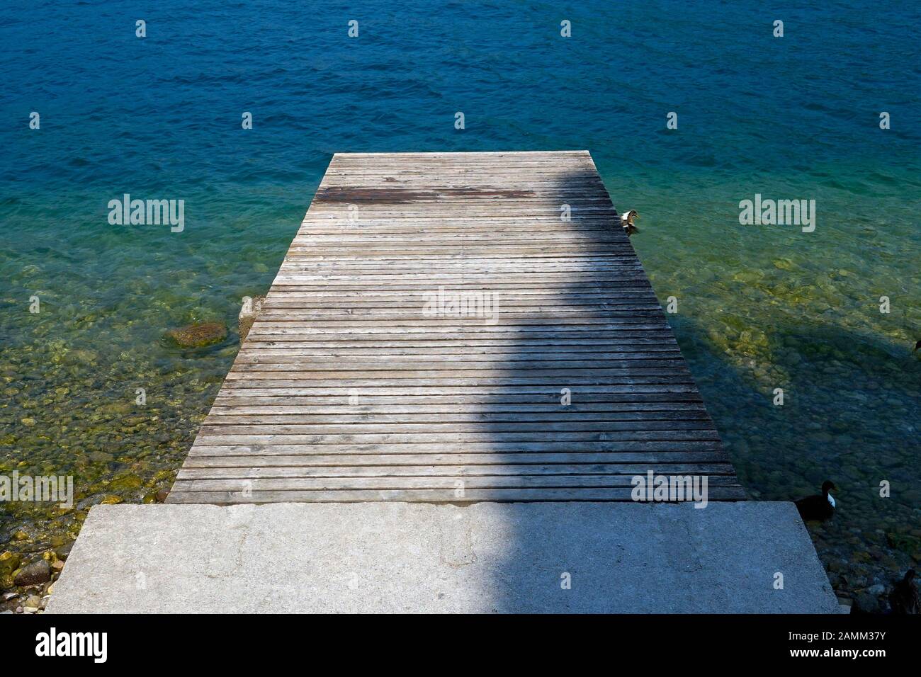 Une jetée sur la rive du lac de Garde à San Felice del Benaco. [traduction automatique] Banque D'Images