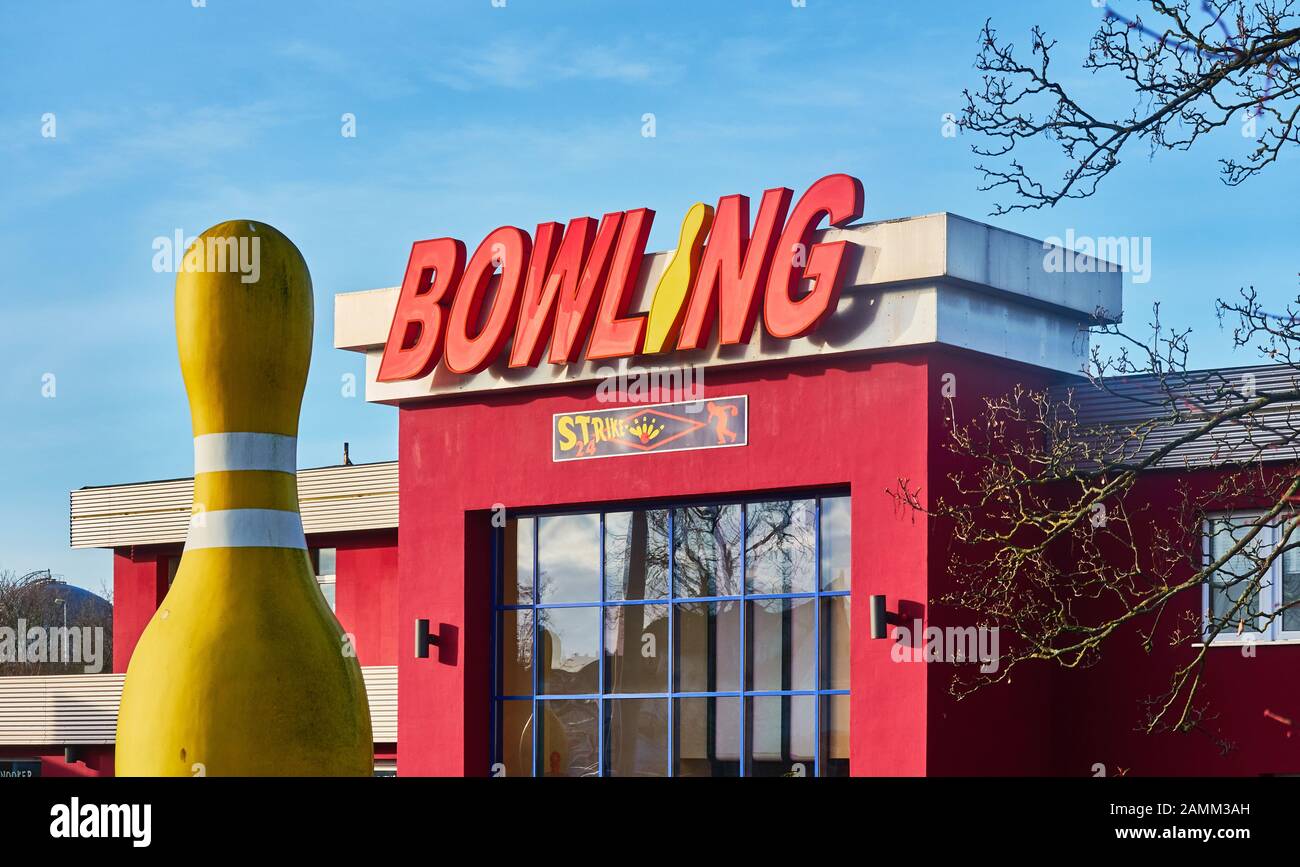 Braunschweig, Allemagne, 11 janvier 2020: Entrée rouge d'une salle de bowling avec grande inscription et un grand cône de bowling Banque D'Images