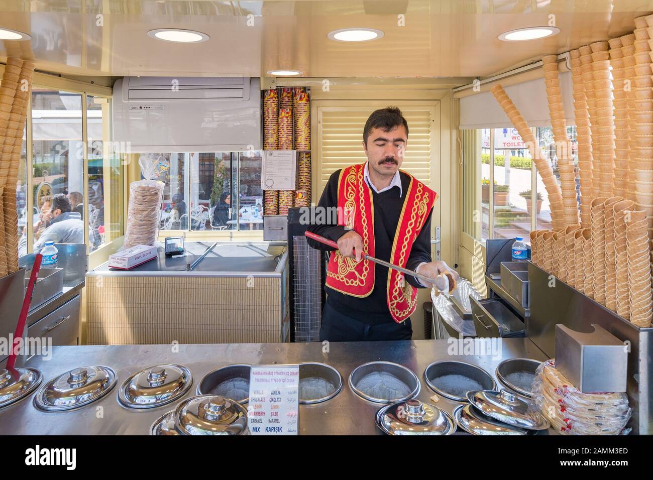 Le vendeur de crèmes glacées, vêtu de costumes traditionnels turcs, batterie les clients à Istanbul, en Turquie Banque D'Images