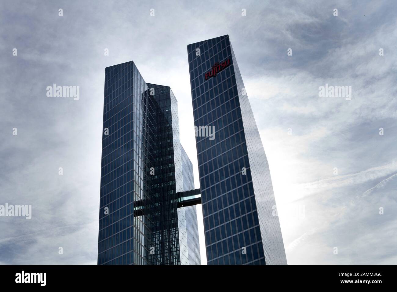 Mettez en valeur les bâtiments de taille haute à Munich Schwabing. Les bâtiments de grande hauteur se reflètent dans la façade en verre de l'hôtel Innside. [traduction automatique] Banque D'Images