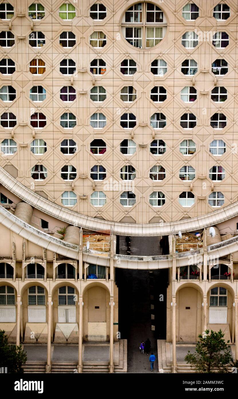 Batiment Residentiel Arenes De Picasso Par L Architecte Manuel Nunez Yanowsky A Noisy Le Grand Dans Le Grand Paris Connu Sous Le Nom De Camemberts Traduction Automatique Photo Stock Alamy Batiment Residentiel Arenes De Picasso Par L Architecte Manuel Nunez Yanowsky A Noisy Le Grand Dans Le Grand Paris Connu Sous Le Nom De Camemberts Traduction Automatique Photo Stock Alamy