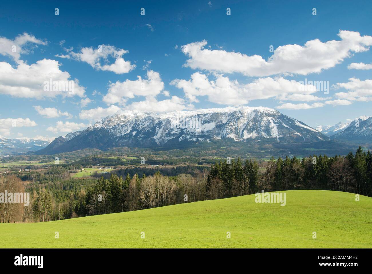 Panorama de Johannishögl avec le Untersberg encore enneigé [traduction automatique] Banque D'Images