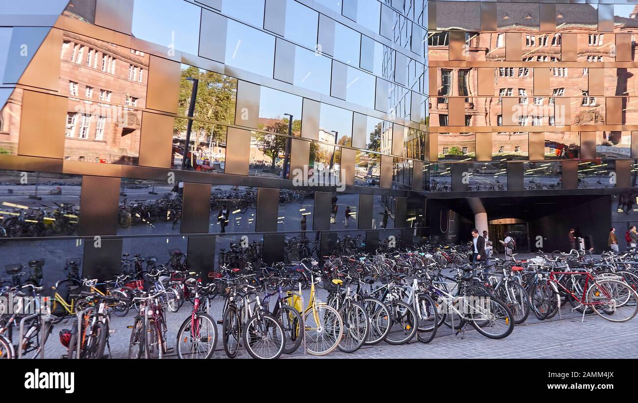 Douze ans après le début de la planification et après presque sept ans de démolition et de construction - la nouvelle bibliothèque universitaire (UB), conçue par l'architecte Heinrich Degelo, a été ouverte en juillet 2015, 02.10.2015, [traduction automatique] Banque D'Images