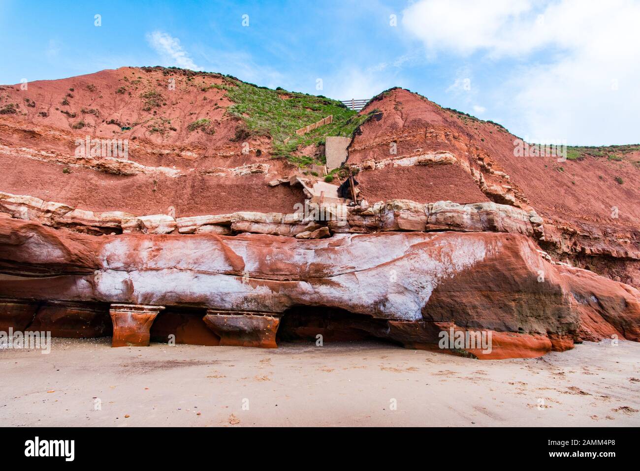 Rochers sous-coupés par la mer à Orcombe point, Exmouth, Devon, Royaume-Uni Banque D'Images