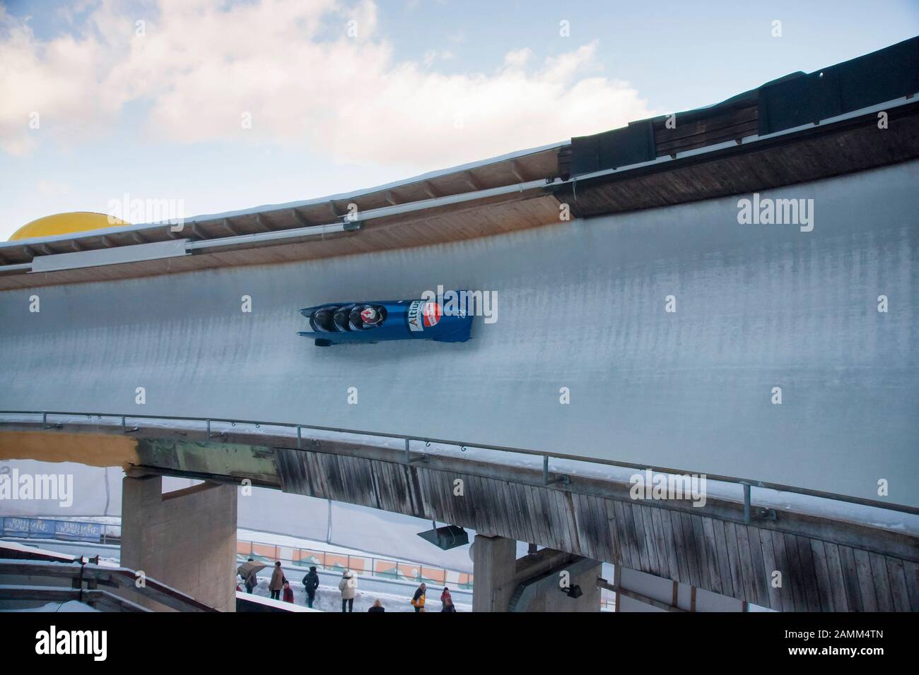 Coupe du monde en bobsleigh de quatre hommes sur la piste artificiellement glacée à Königssee - au rond-point - Gmd. Schönau, Berchtesgaden - Bavière, Allemagne [traduction automatique] Banque D'Images