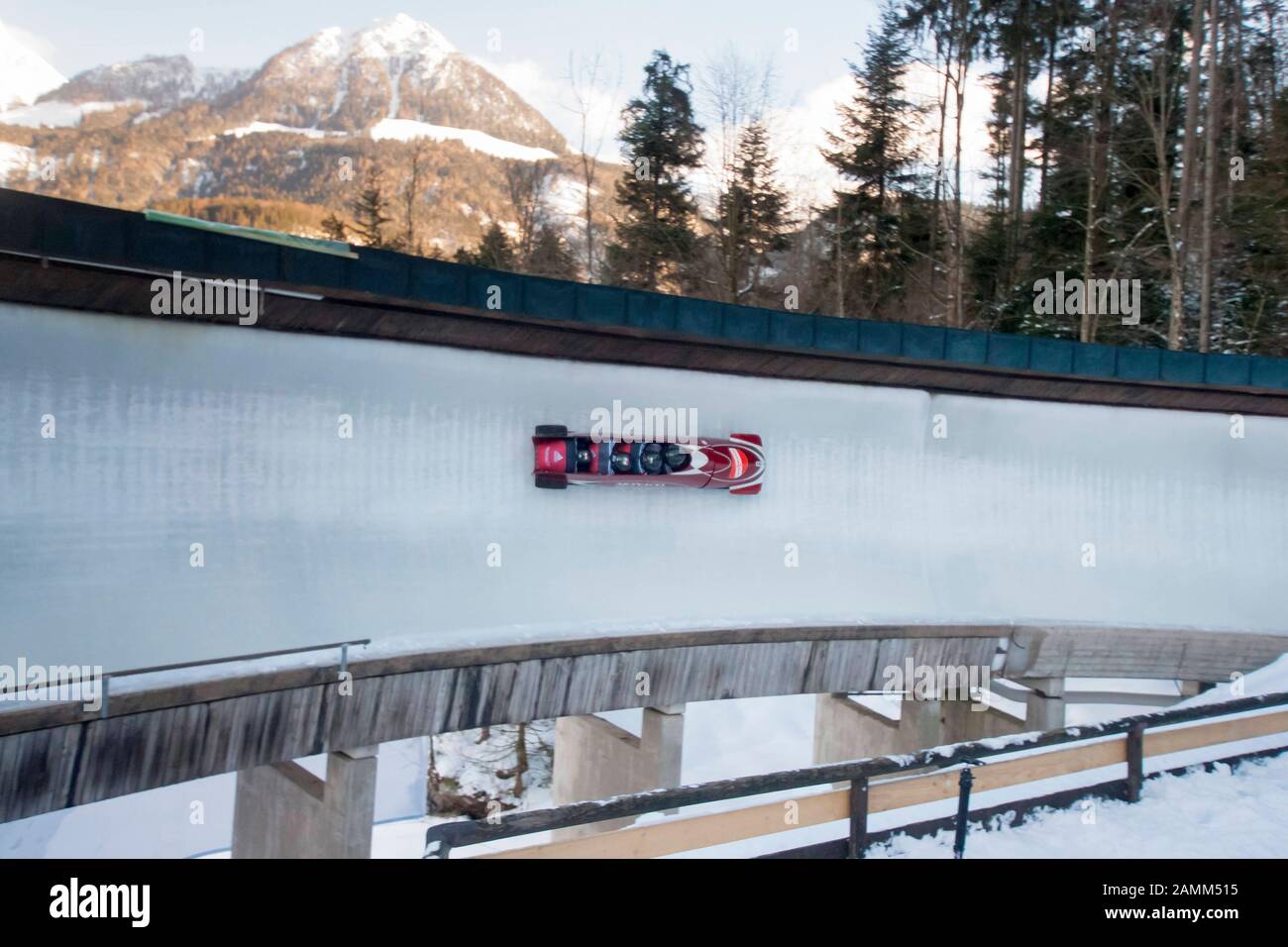 Coupe du monde en bobsleigh de quatre hommes sur la piste artificiellement glacée à Königssee - au rond-point - Gmd. Schönau, Berchtesgaden - Bavière, Allemagne [traduction automatique] Banque D'Images