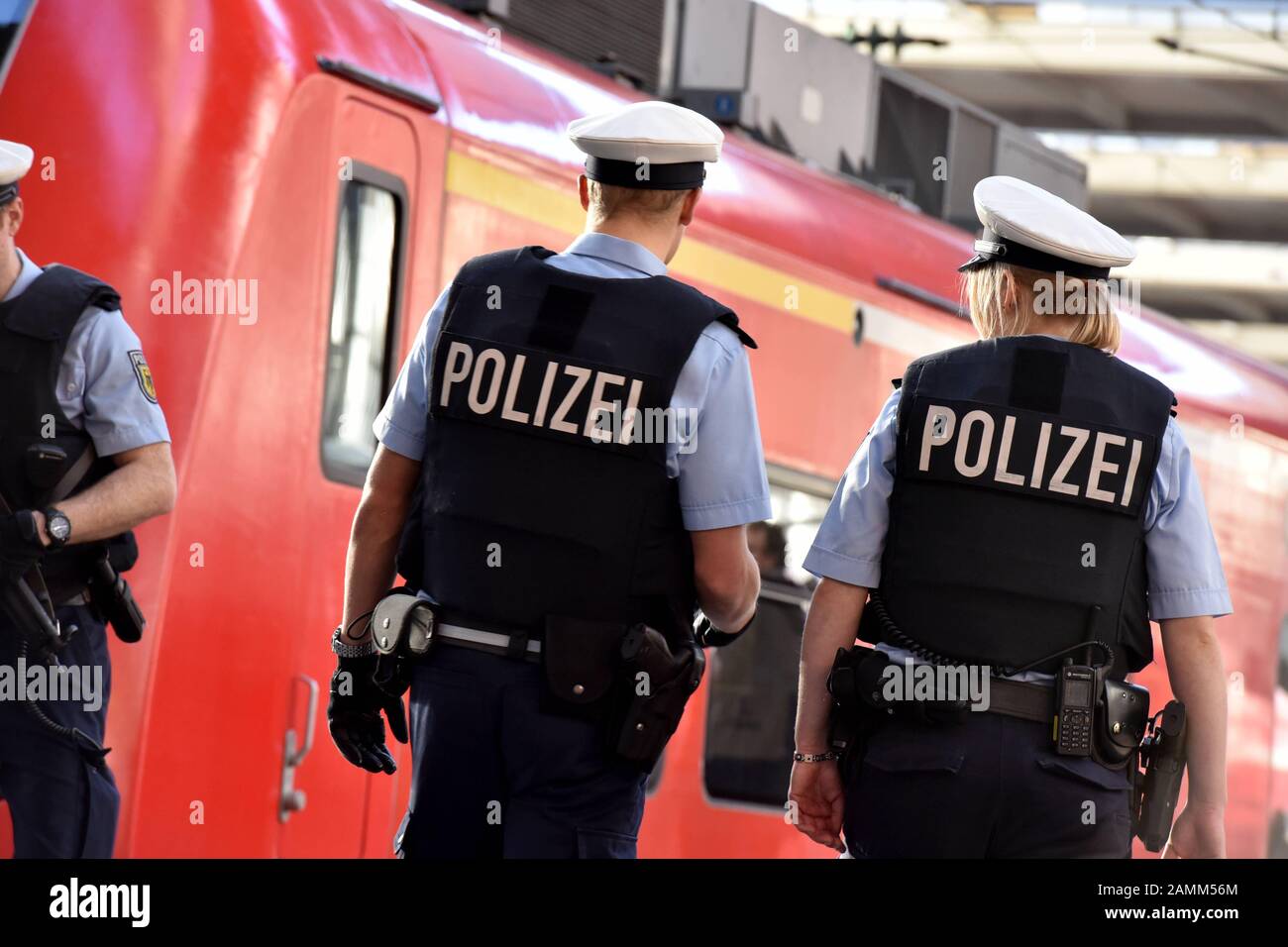 Après les attentats terroristes de Paris, la police fédérale a intensifié son déploiement à la gare centrale de Munich. Les policiers portent maintenant des gilets de sécurité spéciaux et portent parfois des pistolets à machine. [traduction automatique] Banque D'Images