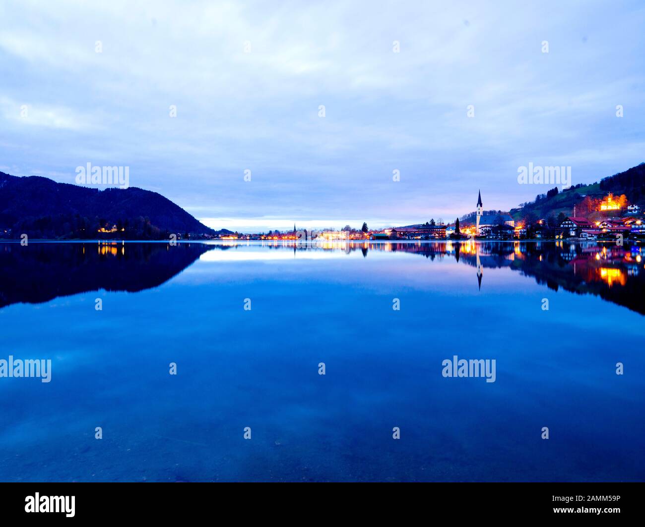 Ambiance hivernale en soirée à Schliersee. [traduction automatique] Banque D'Images