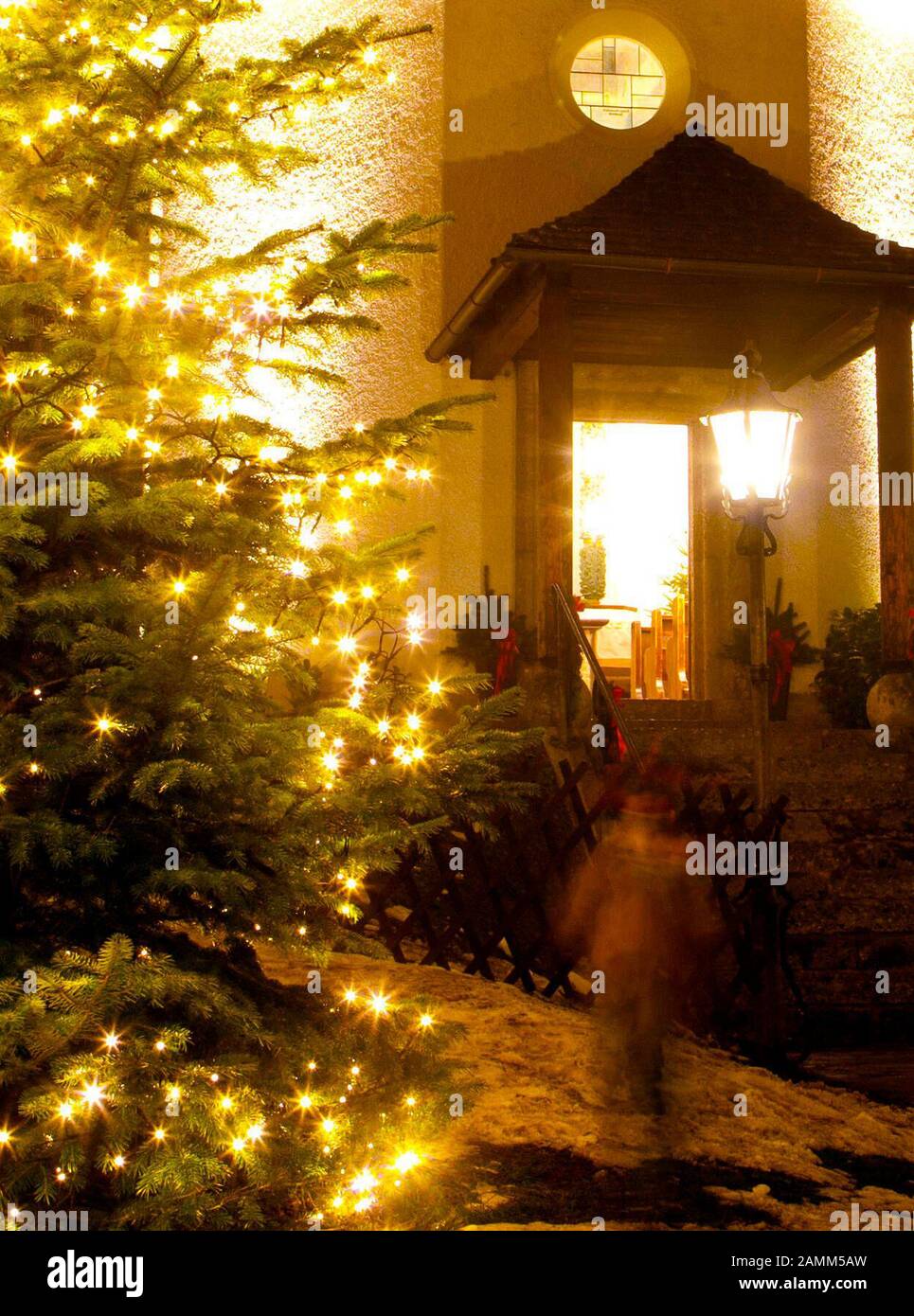 Arbre de Noël éclairé et neige importé de Suisse devant la chapelle de nuit silencieuse d'Oberndorf, construite en 1937 pour commémorer la chanson « Nuit silencieuse ». Pendant ce temps, dans le bâtiment du prédécesseur démoli, le curé adjoint Joseph Mohr et l'enseignant Franz Xaver Gruber avaient joué le Carol de Noël classique pour la première fois en 1818. [traduction automatique] Banque D'Images