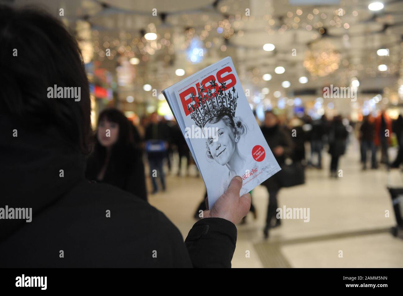 Un vendeur du magazine de rue de Munich 'Biss' (citoyens en difficultés sociales) dans le passage au Stachus. [traduction automatique] Banque D'Images