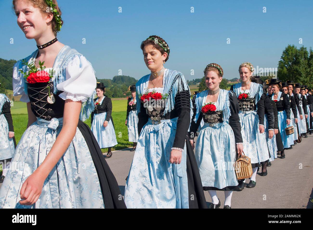 Défilé à la Trachtenfest à Aufham - la parade avec la Trachtenverein Aufham, Berchtesgadener Land/Rupertiwinkel, Haute-Bavière [traduction automatique] Banque D'Images