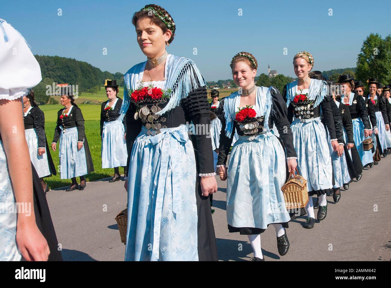 Défilé à la Trachtenfest à Aufham - la parade avec la Trachtenverein Aufham, Berchtesgadener Land/Rupertiwinkel, Haute-Bavière [traduction automatique] Banque D'Images