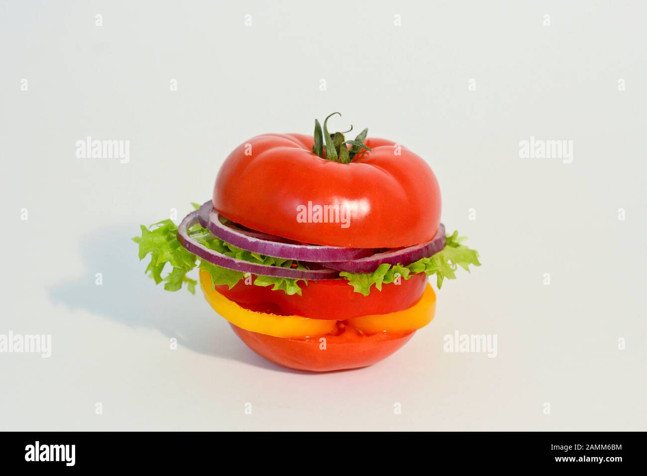 Un hamburger de tomate. [traduction automatique] Banque D'Images